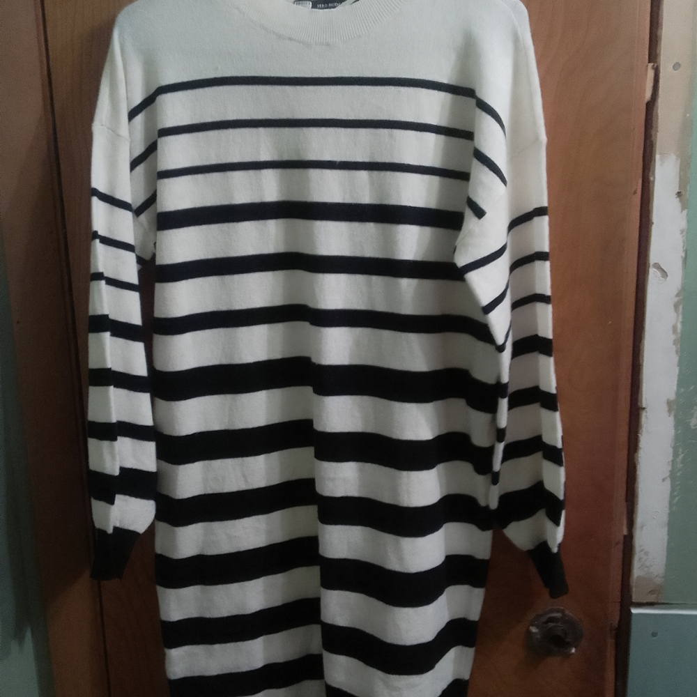 Vero Moda Woman's  Black‎ and White Crewneck Sweater Dress 21" X 35"